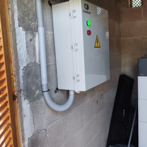 Sistema backup automático 15 kW monofásico instalado en pared